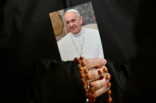 Trudne godziny, wrócił strach. Tak reagują wierni na chorobę papieża Franciszka!