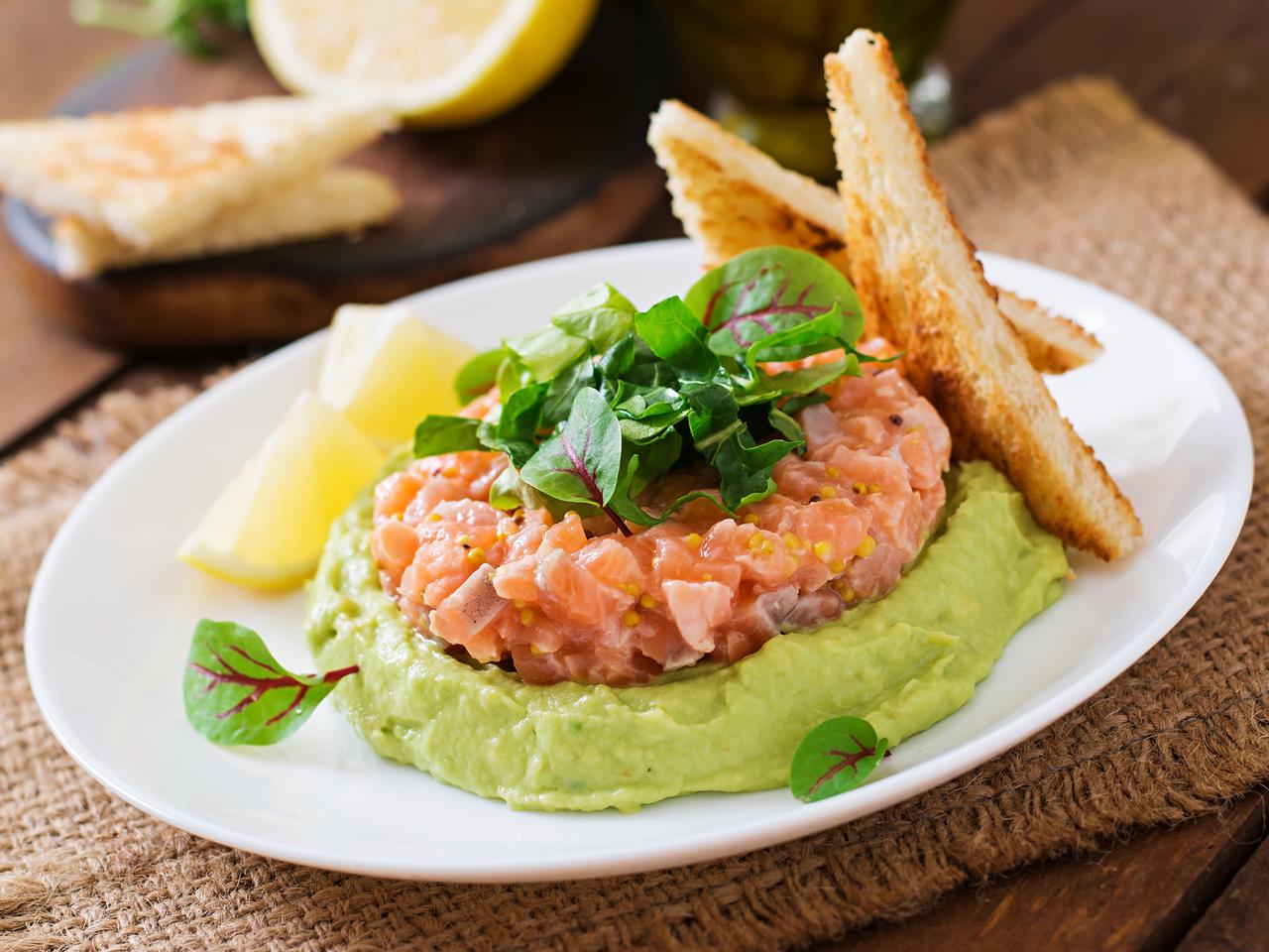 Tatar z łososia z musem z awokado i kiełkami: przepis na Wigilię