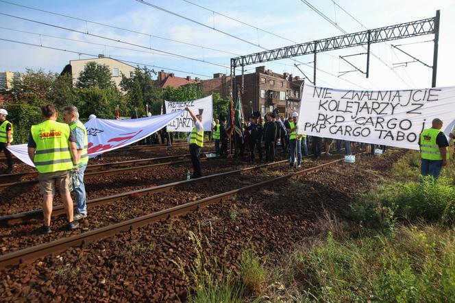 Protest na torach w Katowicach. Protestują związkowcy przeciwko zwolnieniom w PKP Cargo