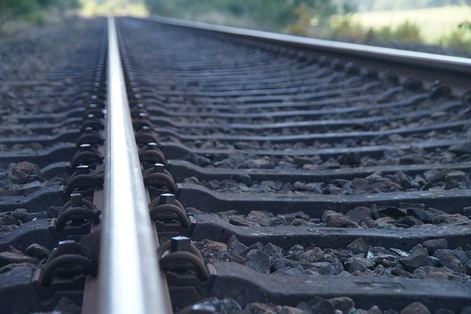 Choszczno: Tragedia na torach. Młody mężczyzna zginął pod kołami pociągu