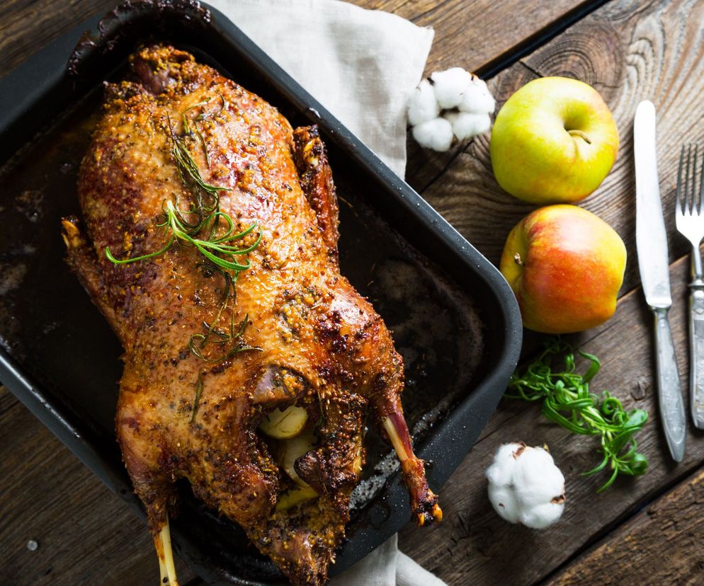 Gęś pieczona nadziewana jabłkami: przepis na świąteczny obiad