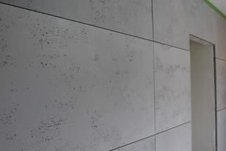 Beton architektoniczny - płyty betonowe na ścianie LUXUM
