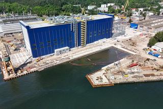 Trwają prace wykończeniowe na budowie hali kadłubowej w Stoczni Wojennej