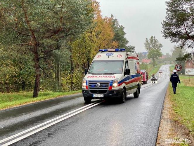 Groźny wypadek w Więcborku! Samochód wypadł z drogi i zatrzymał się na drzewie!