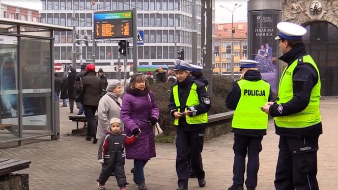 Odblaski szansą na bezpieczną podróż pieszych [WIDEO]