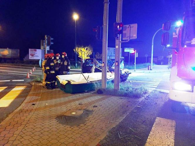 Nowy Sącz. Zderzenie czterech samochodów. Jeden zgubił łódkę