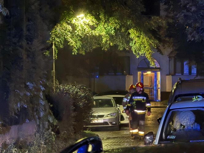 Z mieszkania na Mokotowie wydobywał się dym. W środku znaleziono ciało mężczyzny. Leżało wśród szalejących płomieni