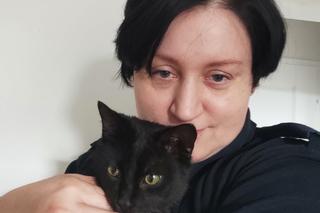 Bezdomny kociak przyszedł pod komisariat w Bytowie. Wspaniała reakcja policjantki