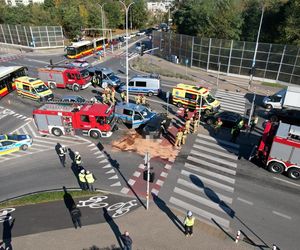 Potworny wypadek w Warszawie. Roztrzaskane trzy samochody, w tym jeden radiowóz. Policjanci trafili do szpitala