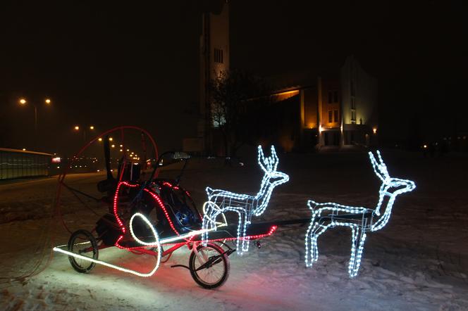 Zaprzęg świętego Mikołaja na niebie w Białymstoku