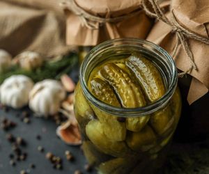 Wyśmienite ogórki w zalewie gyros. Odkryj prosty przepis na pyszne domowe przetwory