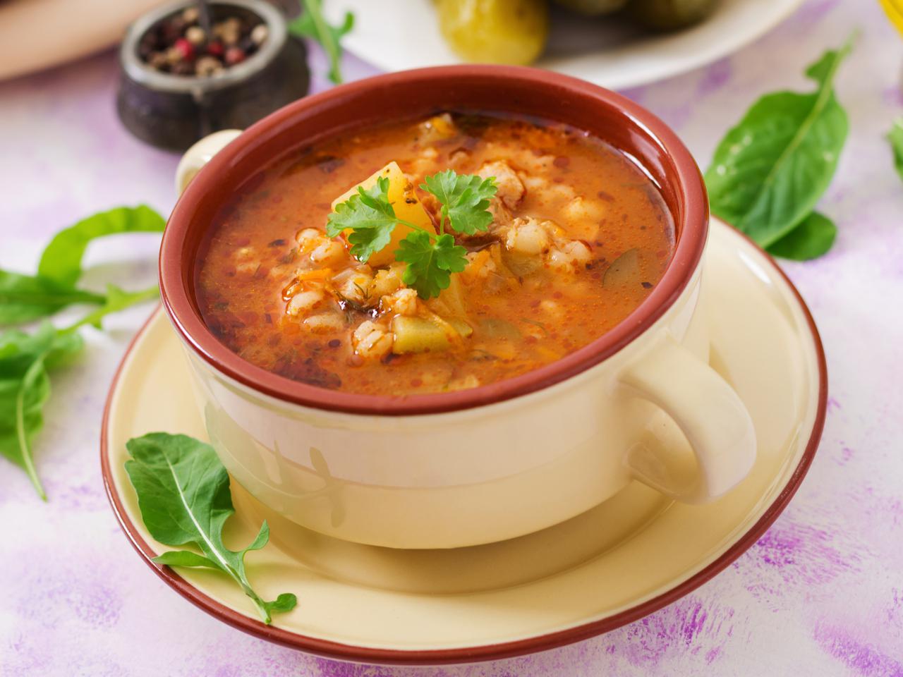 Krupnik a la leczo: przepis na nietuzinkowe danie