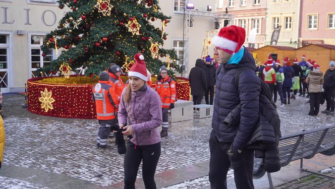 Bieg Mikołajów w Olsztynie. Około 400 osób pobiegło w charytatywnym celu [ZDJĘCIA]