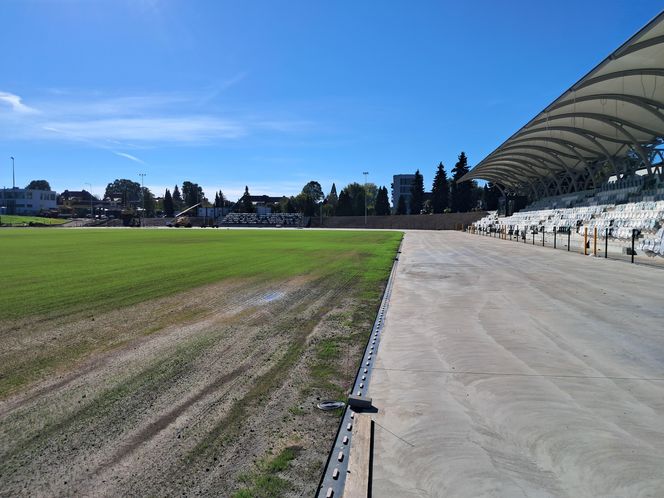 Budowa stadionu w Starachowicach. Na murawie już zielono