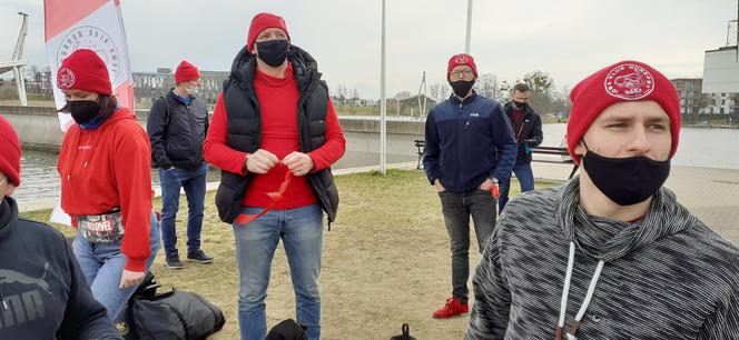 Sprzątali dno Jezioraka Dużego. Zobaczcie jak przebiegało i wyłowione "skarby"!