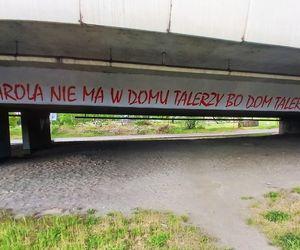 Kultowy napis Karola nie ma w domu talerzy... powrócił w nowej odsłonie