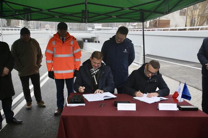 Oblali nowy tunel szampanem! Wyśmienite humory urzędników w Sulejówku 