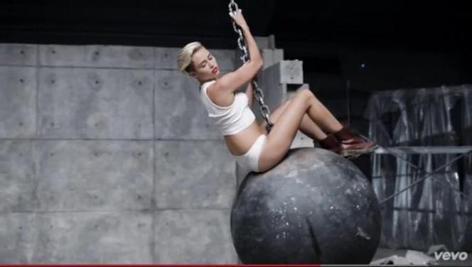 Miley Cyrus: Wrecking Ball i Adore You - dwa ostre video