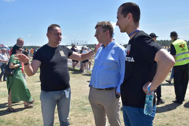 Rodzinny Piknik Lotniczy w Gryźlinach 2023. Lotnicy-akrobaci zachwycili publiczność