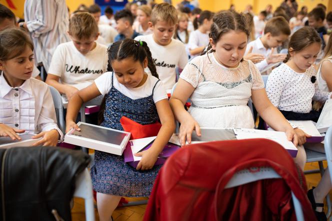 Nie każdy może mieć taki tablet. Uczniowie SP nr 17 w Płocku dołączyli do programu "Lekki plecak"