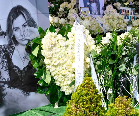 Tak wyglądał pogrzeb Soni Szklanowskiej. Jasne stroje i białe kwiaty