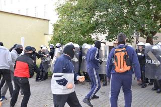 Kibole próbowali sforsować bramę aresztu. Dantejskie sceny w Gdańsku. Na szczęście to tylko ćwiczenia [WIDEO]