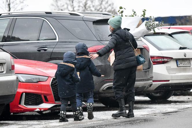 Hartuje dzieci lodami 