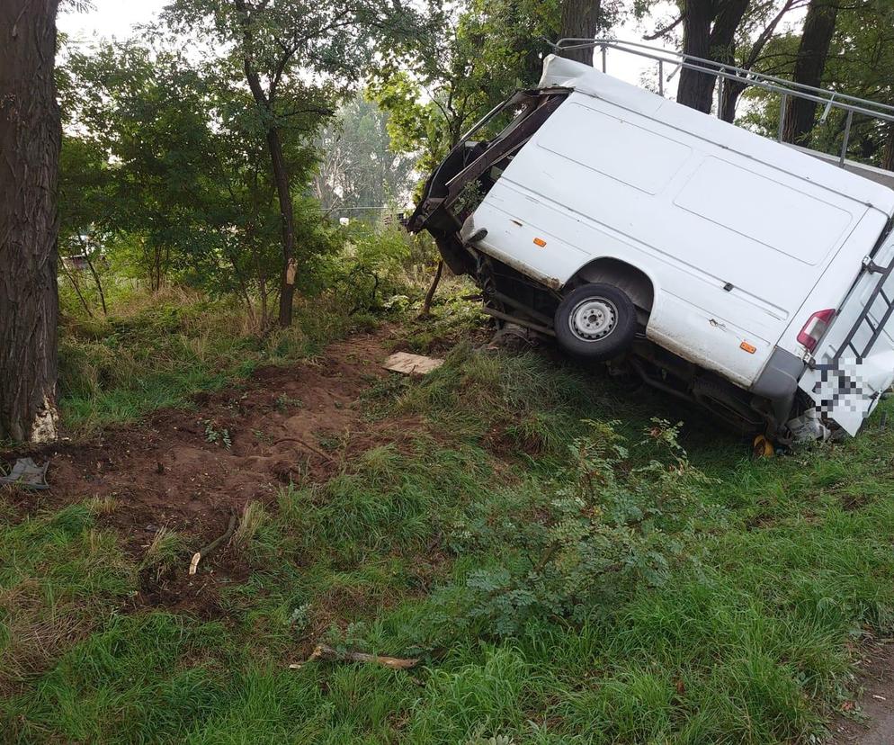 Bus owinął się wokół drzewa, kierowca po alkoholu. Poranny wypadek koło Leszna