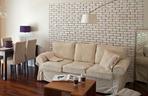 aranżacja salonu - biała sofa