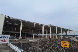 Budynek po hipermarkecie Tesco zamienia się w park handlowy S1