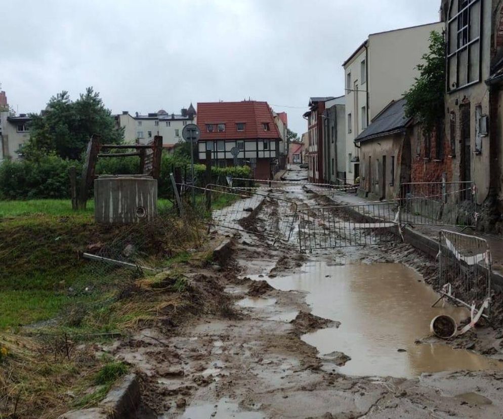 Groźne burze i podtopienia! Zalane drogi i powalone drzewa. Jest czerwony alert RCB dla Pomorza