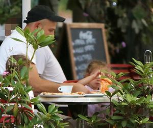 Maciej Pela z córeczkami nad Wisłą