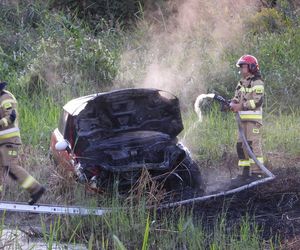 Mini Cooper w ogniu! Kierowca osobówki utknął w błocie i spalił auto