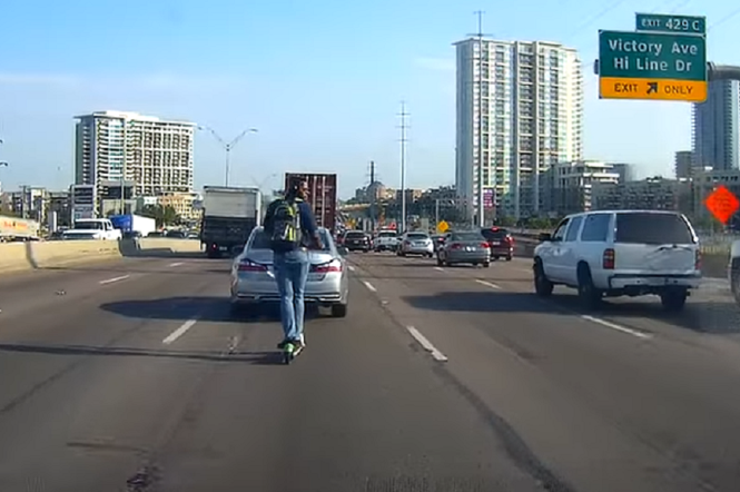 Jechał elektryczną hulajnogą po autostradze