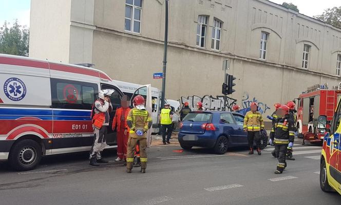 Groźny wypadek busa i osobówki w centrum Łodzi 