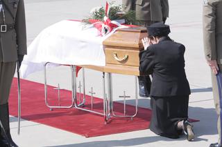 Przywitanie ciała prezydenta Kaczorowskiego