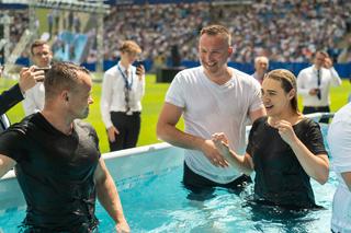 43 nowych świadków Jehowy. Na lubelskim stadionie odbył się wyjątkowy chrzest