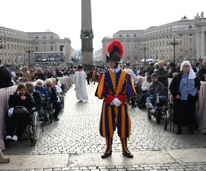 Ostatnie chwile przed pogrzebem Franciszka. Tłumy wiernych na pl. św. Piotra
