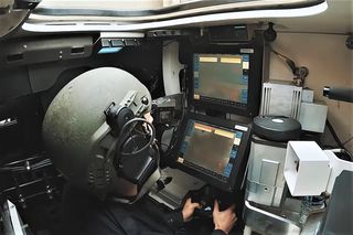 Strzelec w czołgu Leopard 1A5BE z wieżą Cockerill 3105