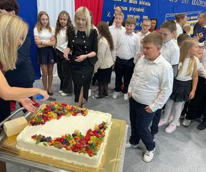 Pierwsza Dama uczciła z uczniami 100 lat od nadania imienia Stefana Batorego Szkole Podstawowej w Liwie
