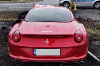 Wypadek w Radziejowie. Piękne Ferrari rozbite, 19-latek ukarany