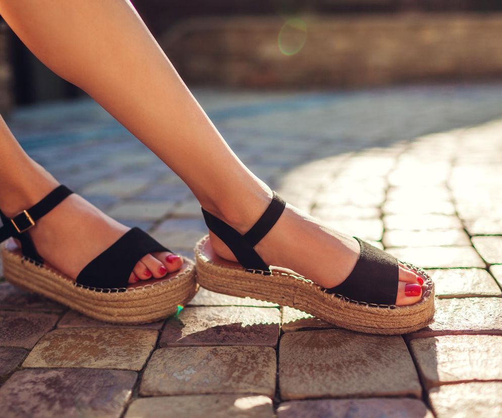 Letnia swoboda może sporo kosztować. Sprawdź, co grozi twoim stopom w sandałach