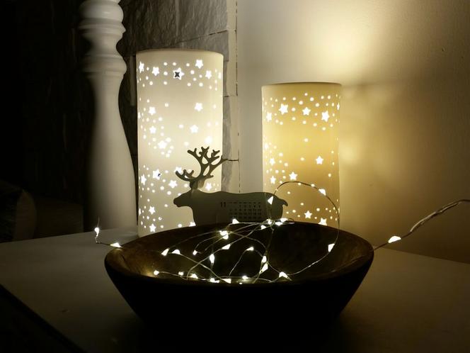 Białe lampki LED w zimowej dekoracji