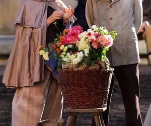 Wokulski i Rzecki spacerują po Warszawie. Plan zdjęciowy „Lalki” przeniósł Stare Miasto do XIX wieku!