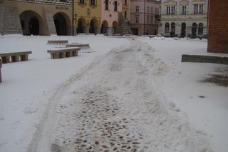 Rynek w Tarnowie pod śniegiem. W akcji pługopiaskarka MPGK