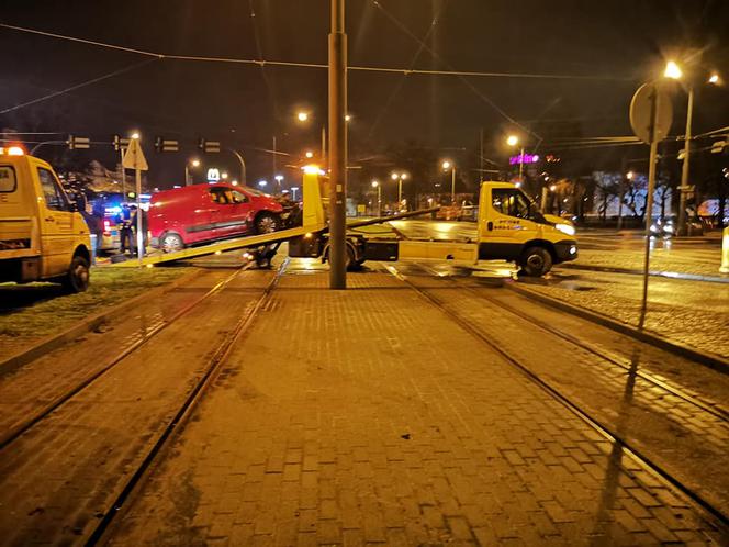 Wypadek w centrum Bydgoszczy! Osobówka wbiła się przystanek tramwajowy [ZDJĘCIA]