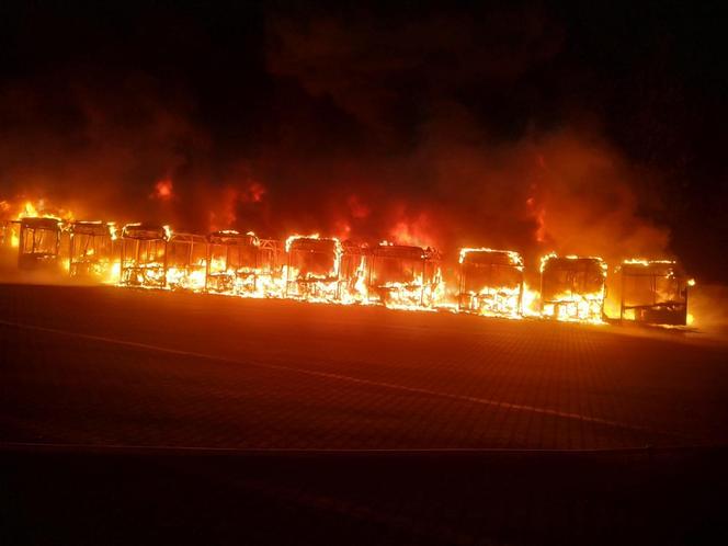 Gigantyczny pożar w Bytomiu. Doszczętnie spłonęły autobusy w zajezdni