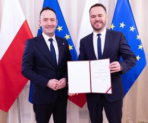 Wojewoda ściągnął krzyż ze ściany. Szokujący komentarz znanego księdza