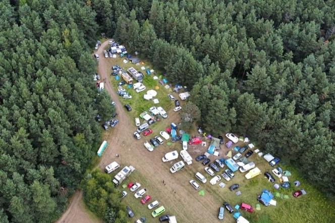 Nielegalny festiwal w środku lasu w Siamoszycach 