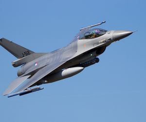 Najładniejsza oblatywaczka F16